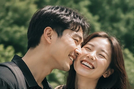 볼을 맞대고 환하게 웃는 예비부부